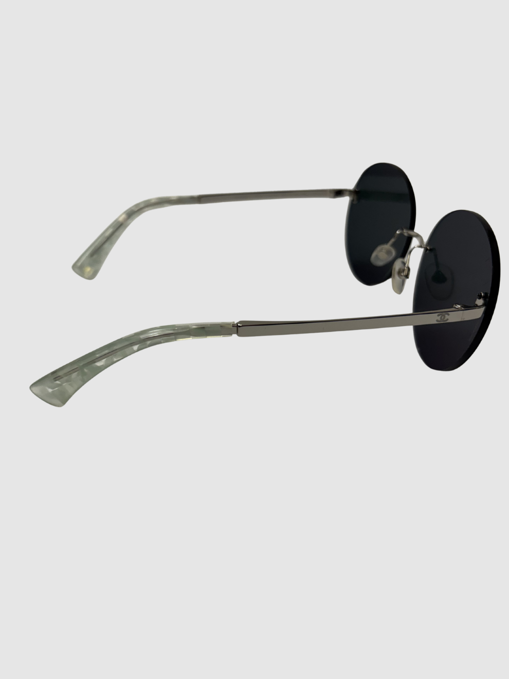 Runde lilafarbene Sonnenbrille von Chanel