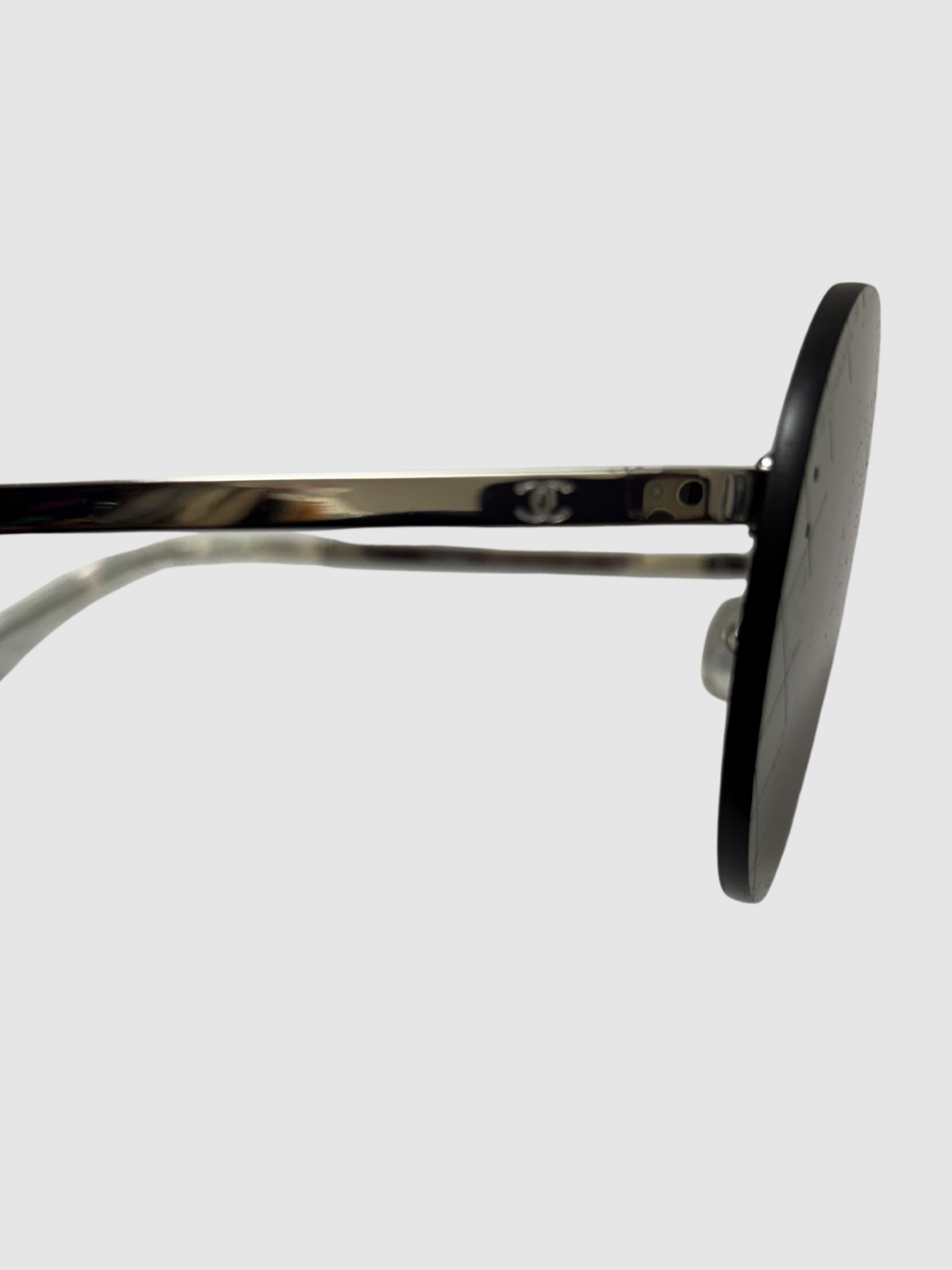 Runde lilafarbene Sonnenbrille von Chanel