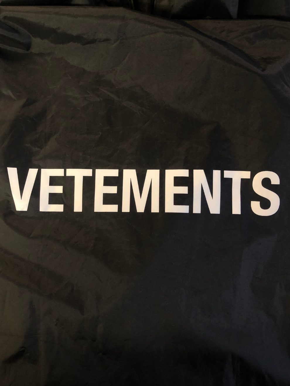 Schwarzer Regenmantel mit Logoprint von Vetements