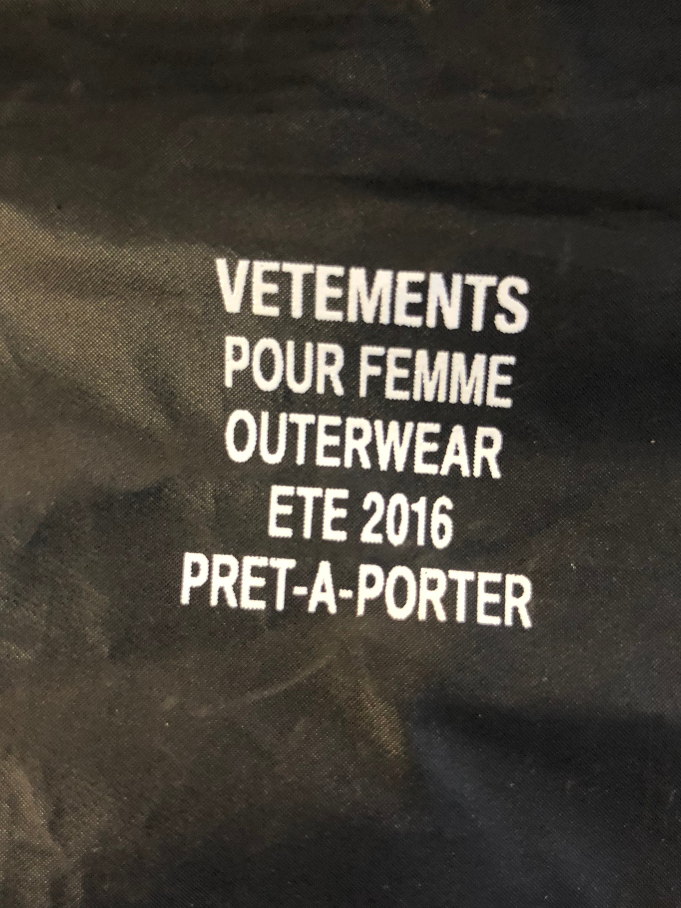 Schwarzer Regenmantel mit Logoprint von Vetements