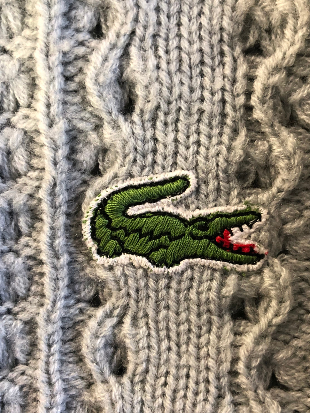 Grauer Strickpullover von Lacoste