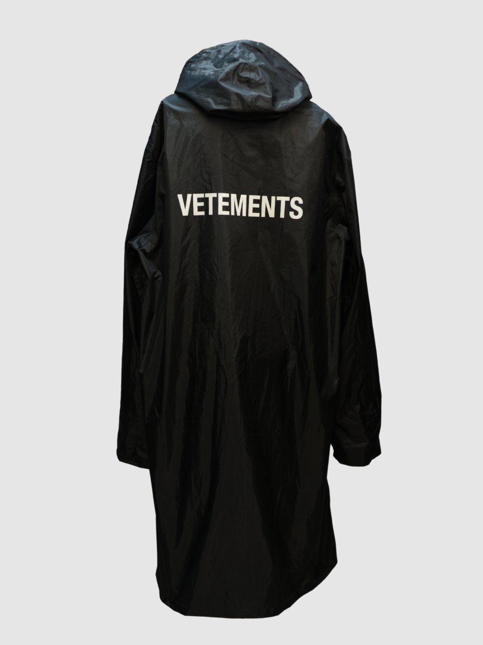 Schwarzer Regenmantel mit Logoprint von Vetements