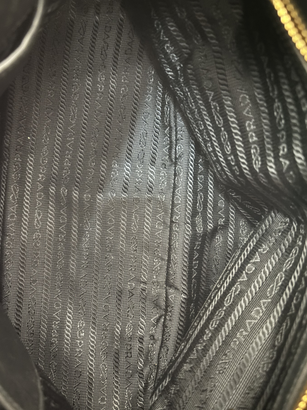 Schwarze Phenix Vitello Handtasche von Prada