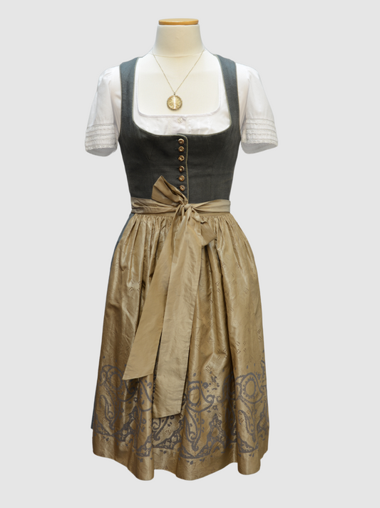 Graues Dirndl mit goldfarbener Schürze von Susanne Spatt