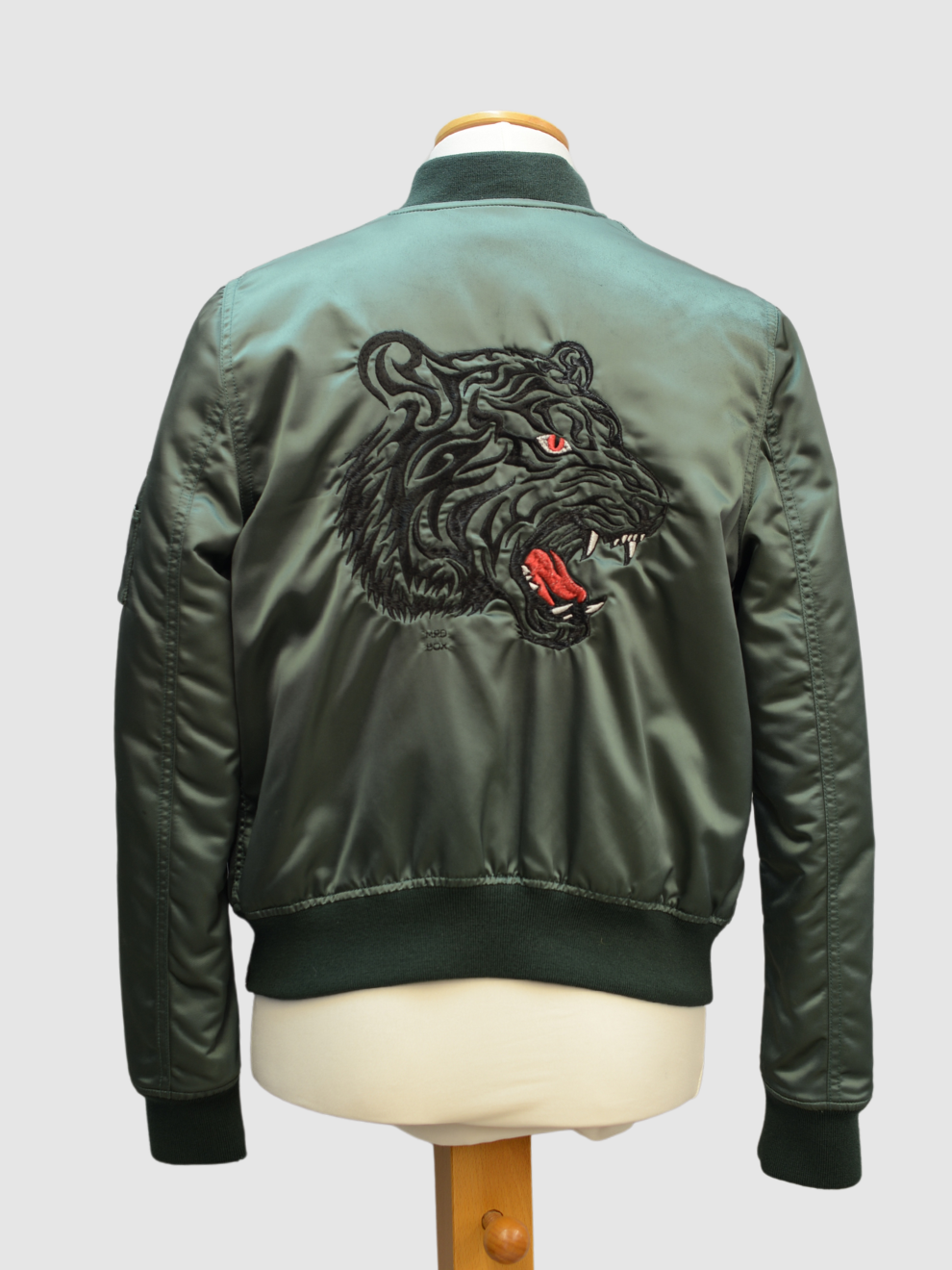 Grüner Blouson mit Tiger-Bestickung von MPD Box