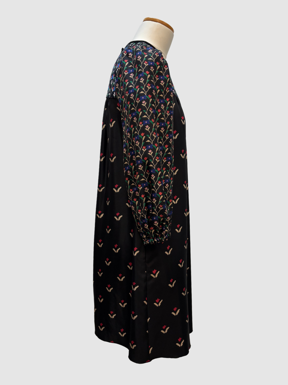 Schwarzes Kleid mit Blümchenprint von Marc Jacobs