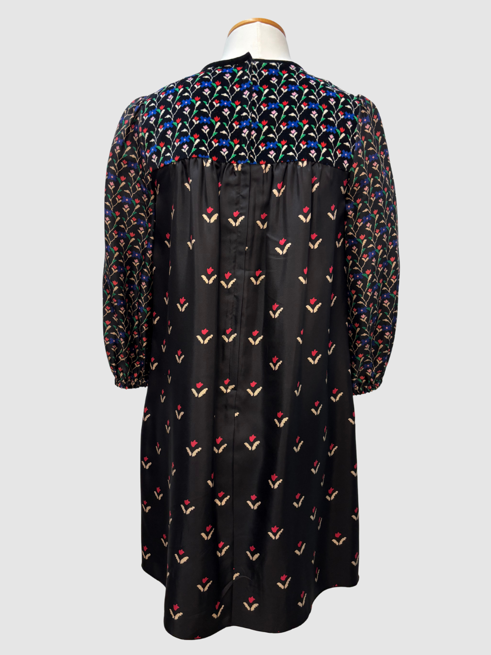 Schwarzes Kleid mit Blümchenprint von Marc Jacobs