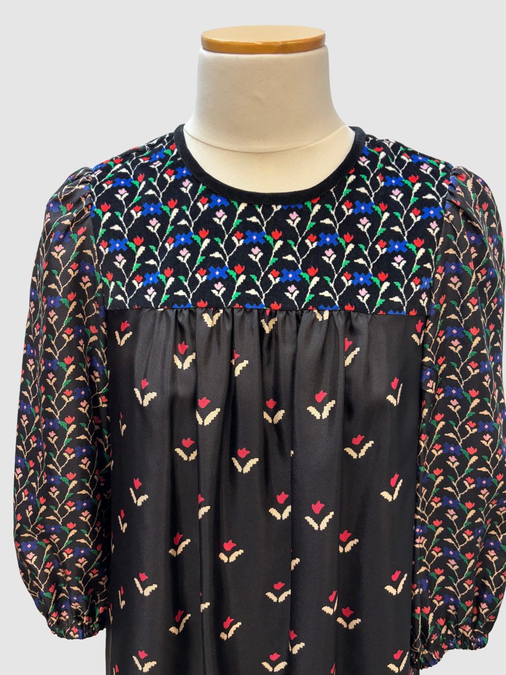 Schwarzes Kleid mit Blümchenprint von Marc Jacobs