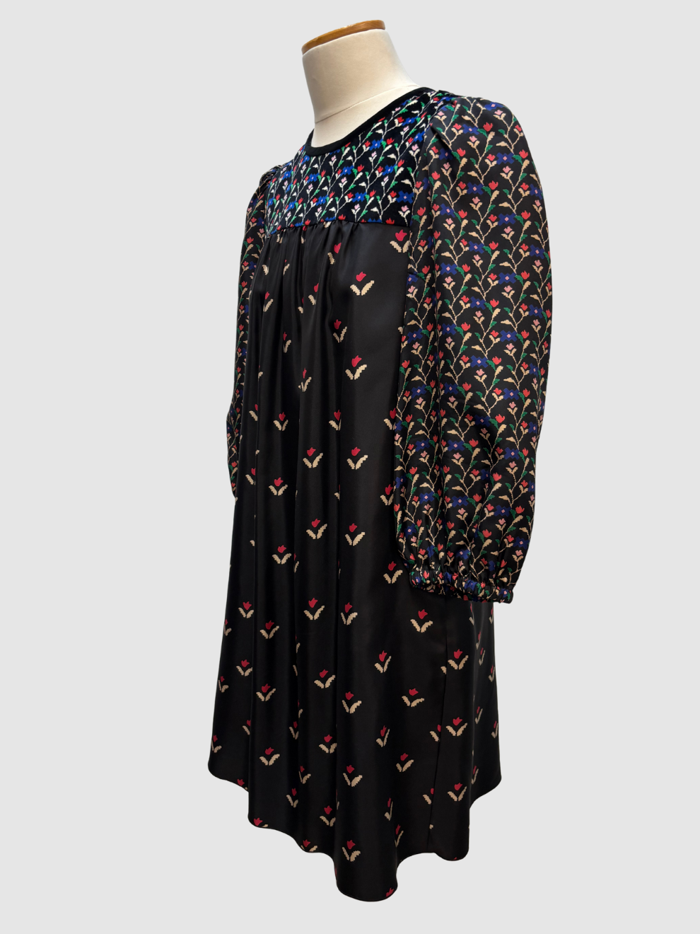 Schwarzes Kleid mit Blümchenprint von Marc Jacobs