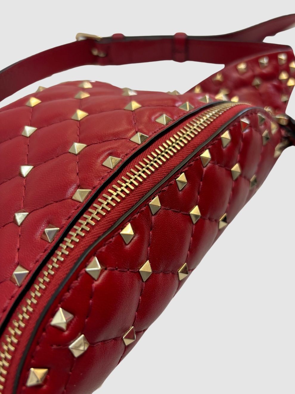 Rote Rockstud Spike Beltbag von Valentino