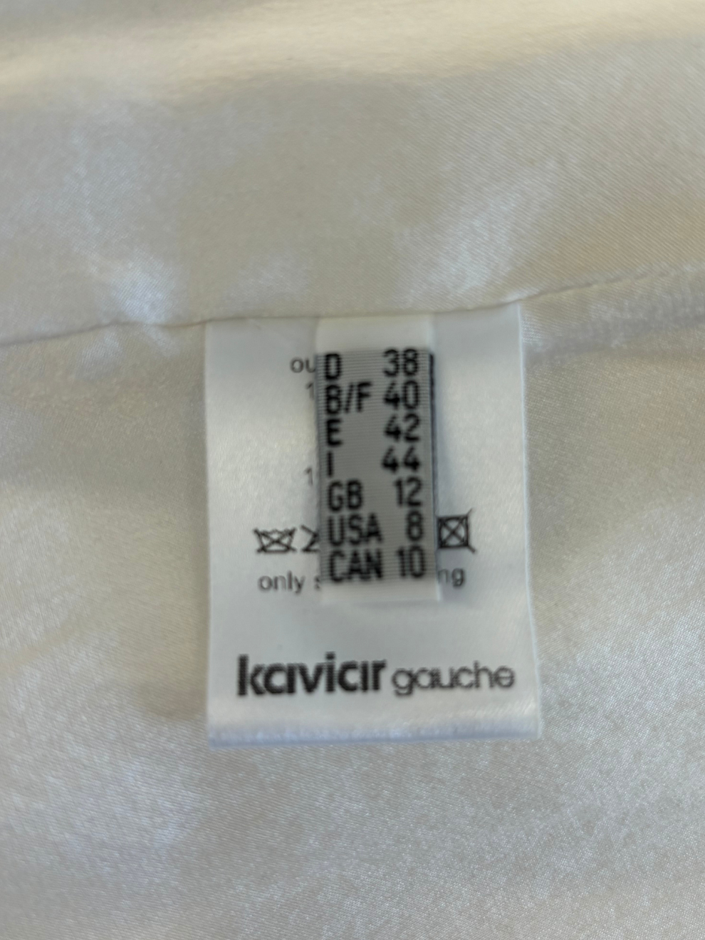 Cremeweißes Seidenkleid mit Leder-Cut-outs von Kaviar Gauche