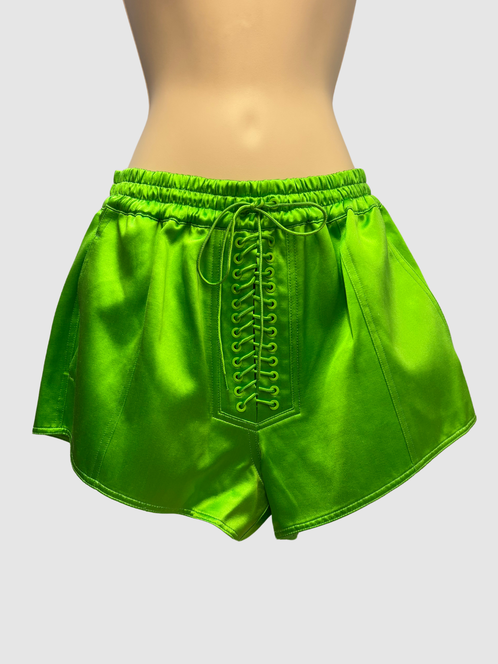 Neongrüne Shorts von Alex Perry