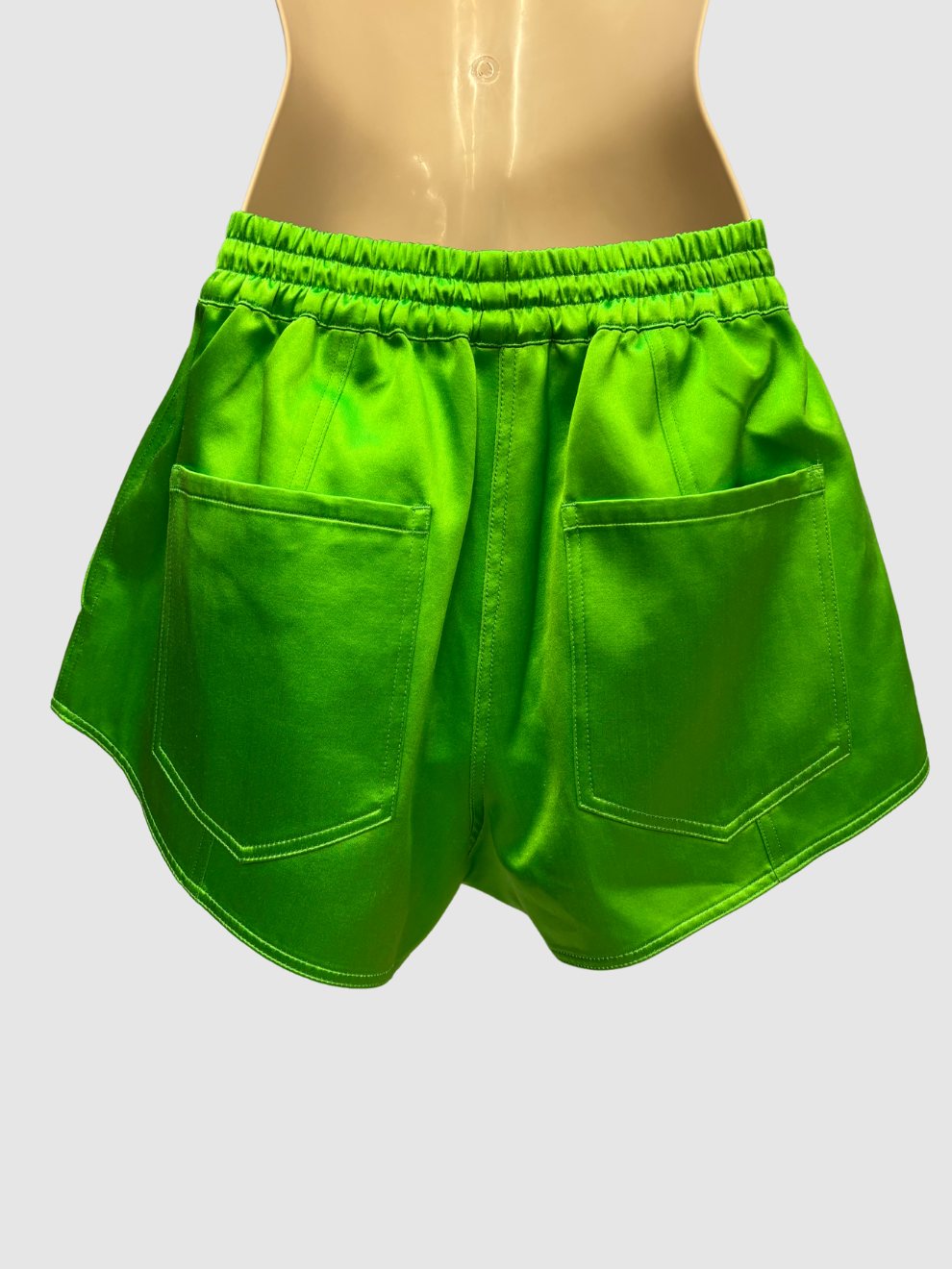 Neongrüne Shorts von Alex Perry