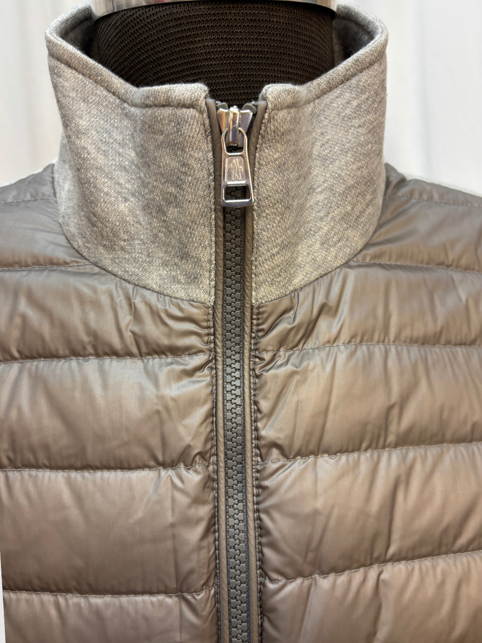 Grauer teilwattierter Blouson von Moncler