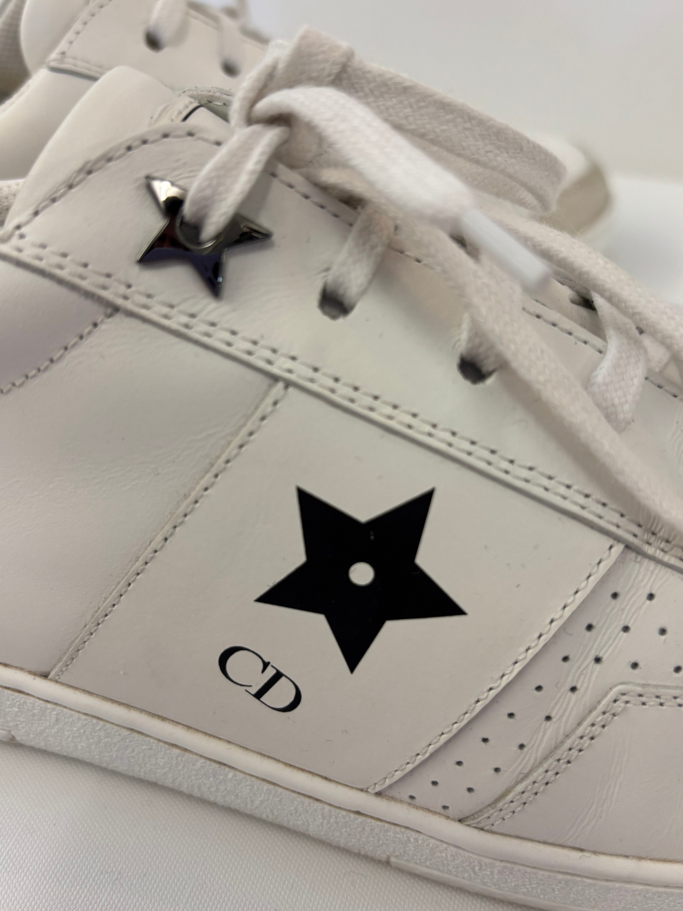 Weißer Dior Star Sneaker mit Velour-Kappe