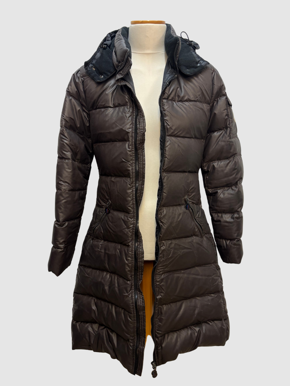 Dunkelbrauner Daunenmantel von Moncler