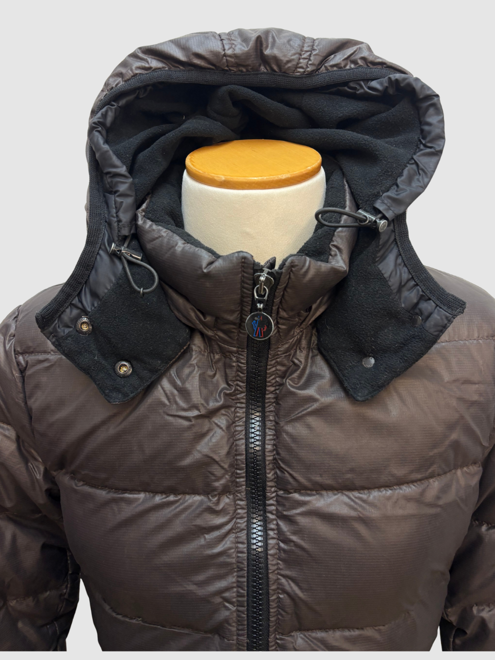 Dunkelbrauner Daunenmantel von Moncler