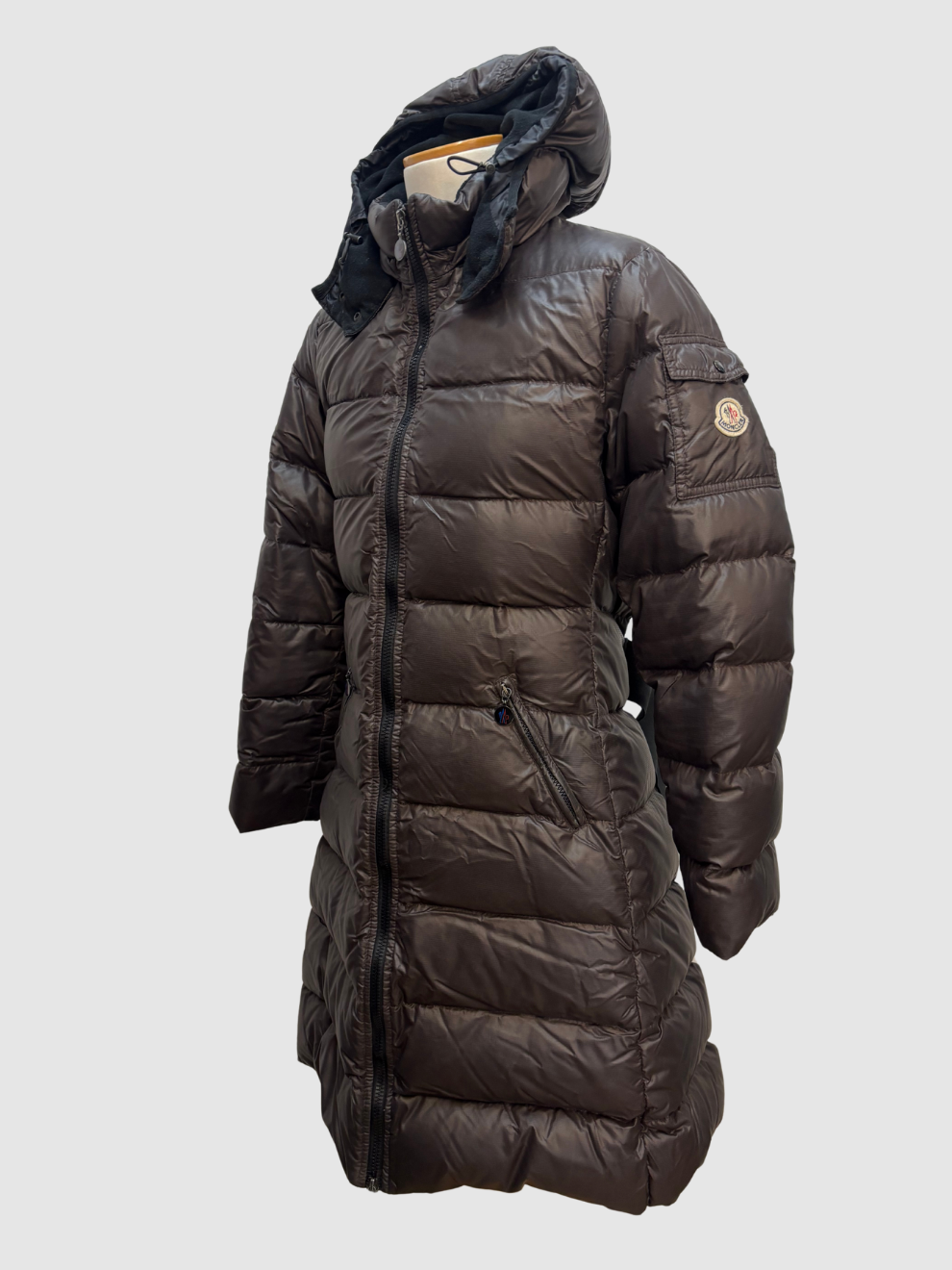 Dunkelbrauner Daunenmantel von Moncler