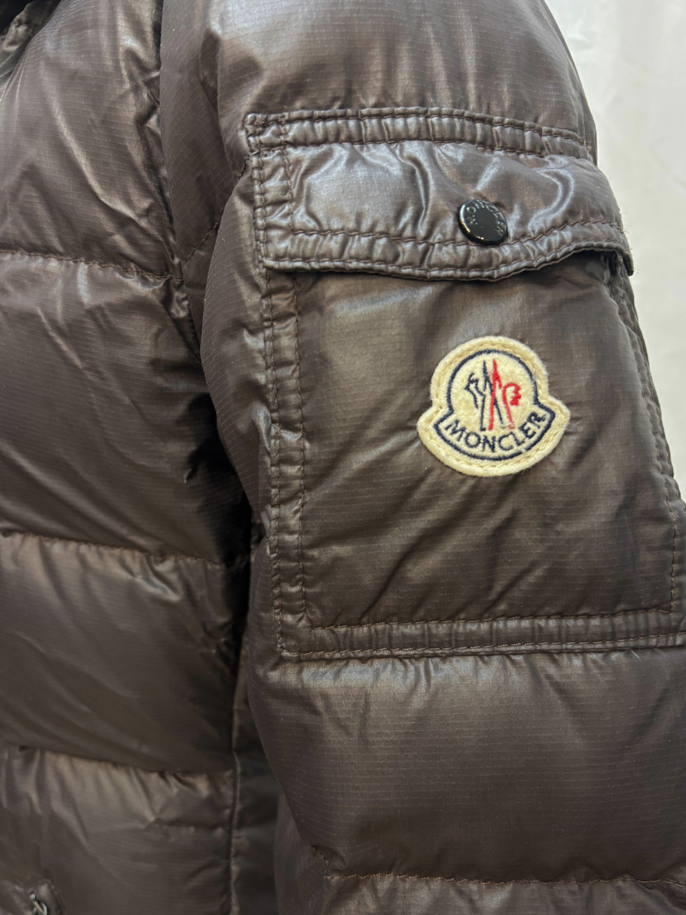 Dunkelbrauner Daunenmantel von Moncler