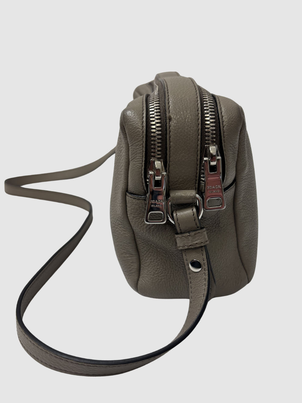 Graue Vitello Daino Crossbody Tasche von Prada