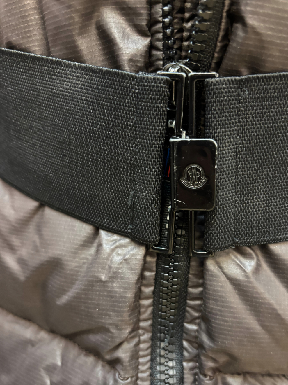 Dunkelbrauner Daunenmantel von Moncler