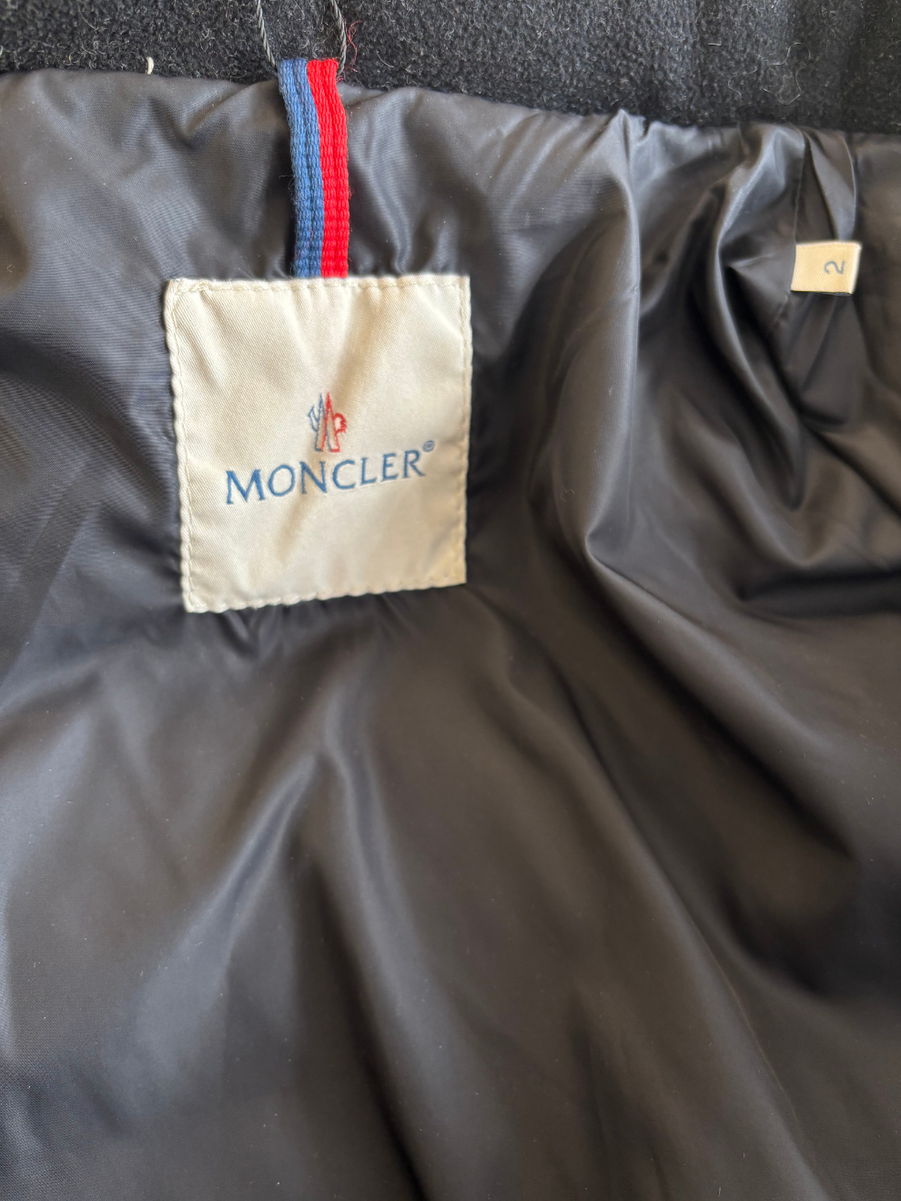 Dunkelbrauner Daunenmantel von Moncler