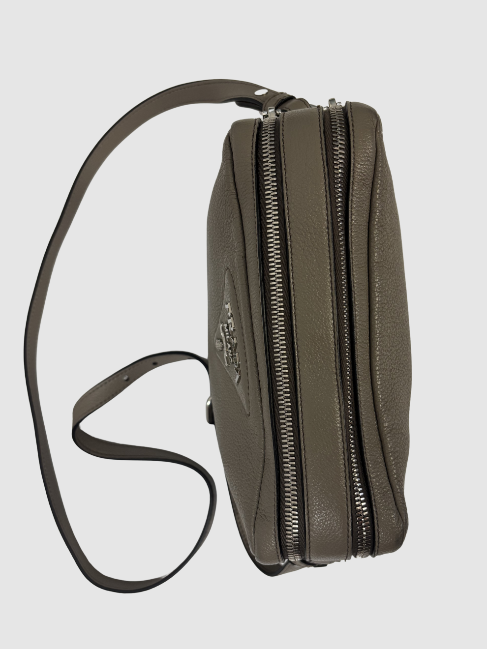 Graue Vitello Daino Crossbody Tasche von Prada
