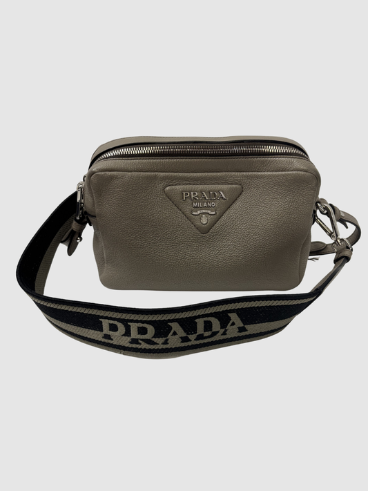 Graue Vitello Daino Crossbody Tasche von Prada