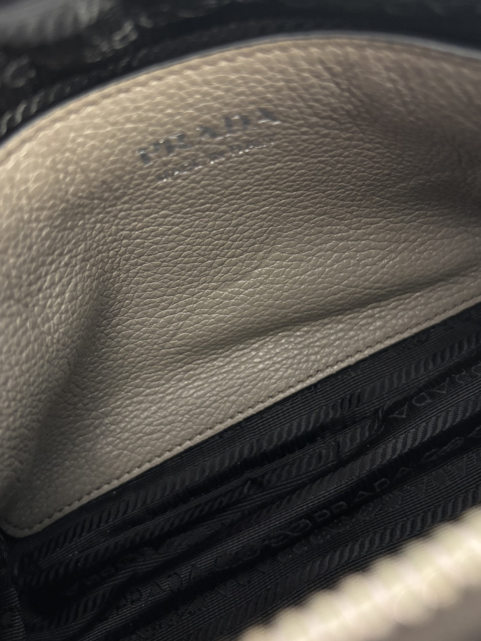 Graue Vitello Daino Crossbody Tasche von Prada