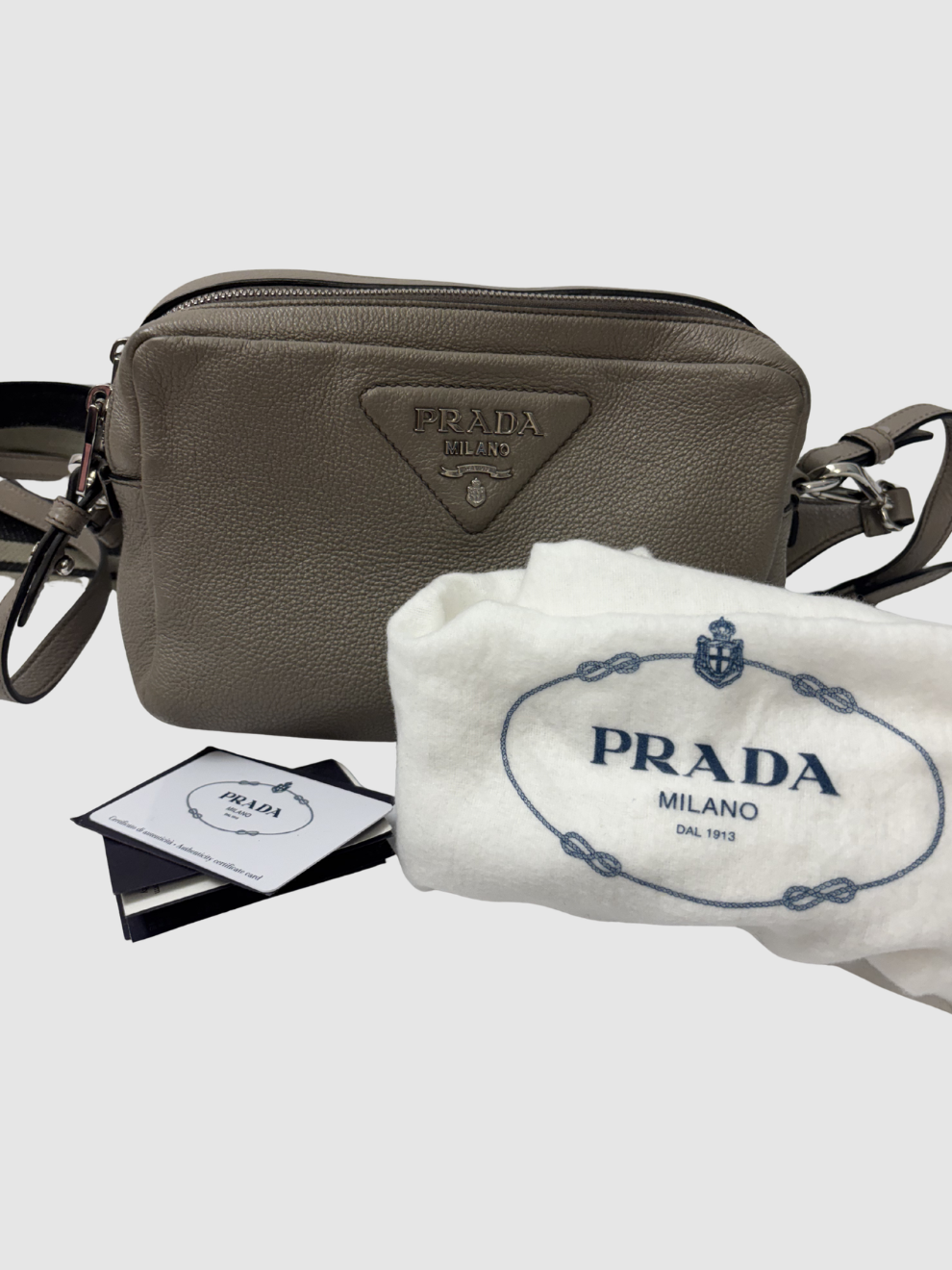 Graue Vitello Daino Crossbody Tasche von Prada
