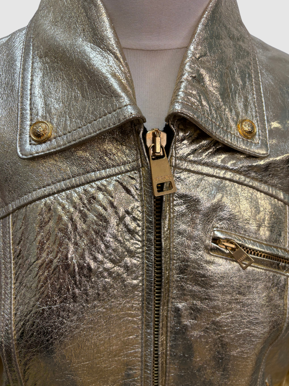 Goldene glänzende Lederjacke von Versus Versace