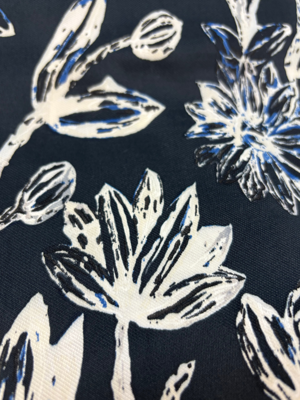 Nachtblauer Schal mit Blumenprint von Balenciaga