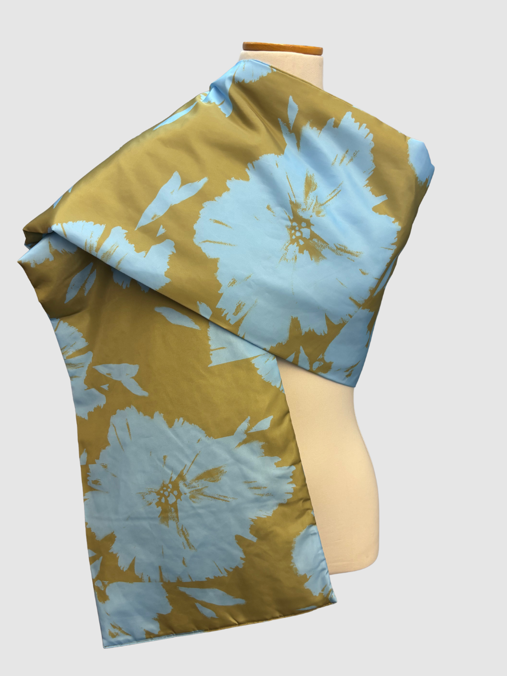 Hellblau-goldfarbene Stola von Nina Ricci