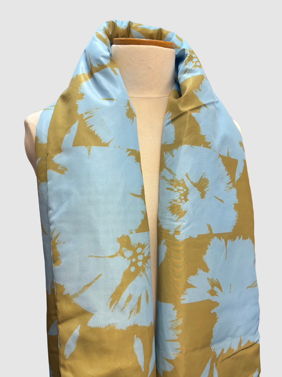 Hellblau-goldfarbene Stola von Nina Ricci
