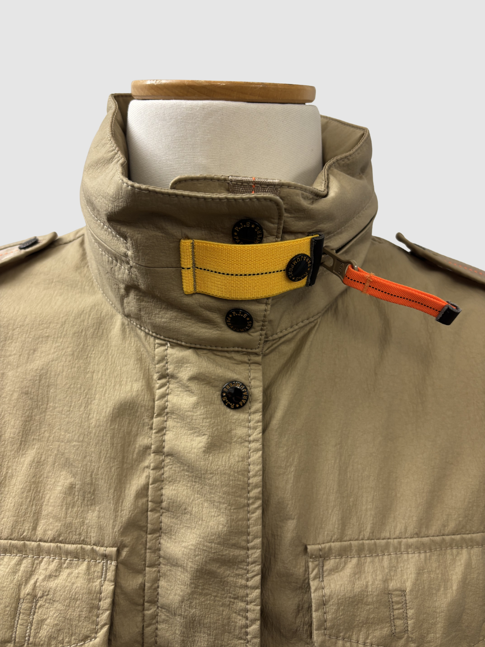 Khakifarbener Windbreaker von Parajumpers