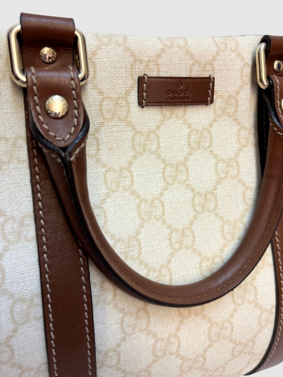 Cremeweiße Bowling-Bag Modell Joy mit braunen Lederdetails von Gucci