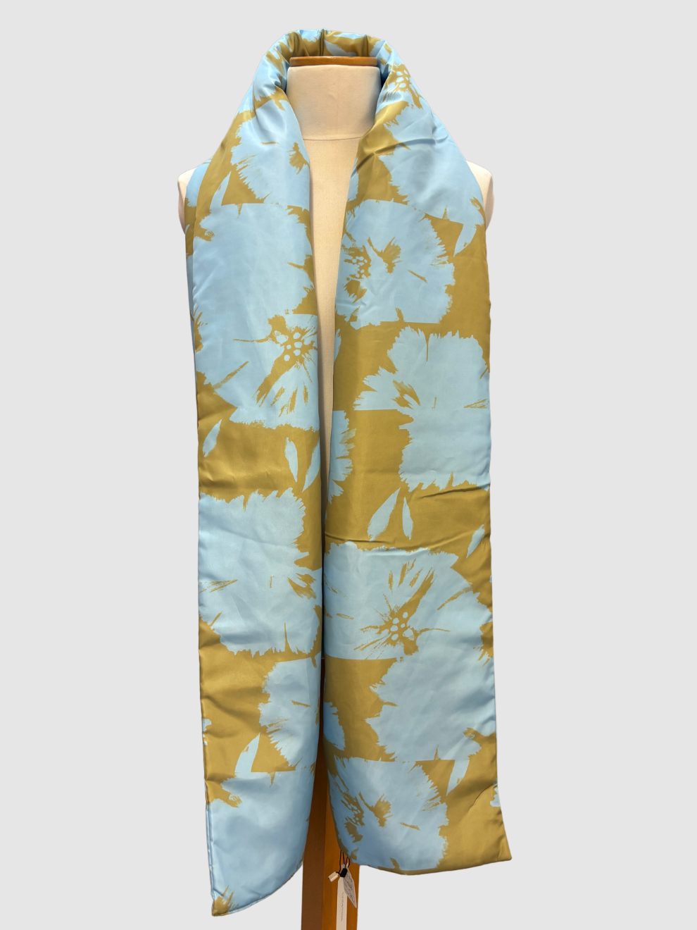 Hellblau-goldfarbene Stola von Nina Ricci