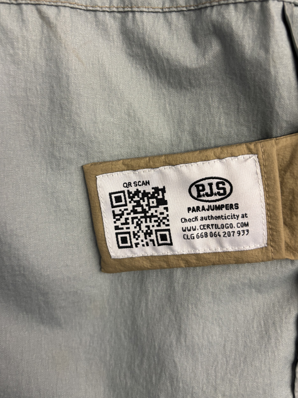Khakifarbener Windbreaker von Parajumpers