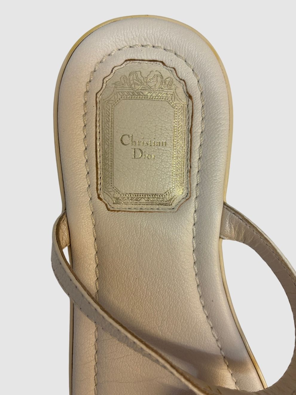 Cremeweiße Leder-Zehensandalen mit goldfarbenem Schlossanhänger von Dior