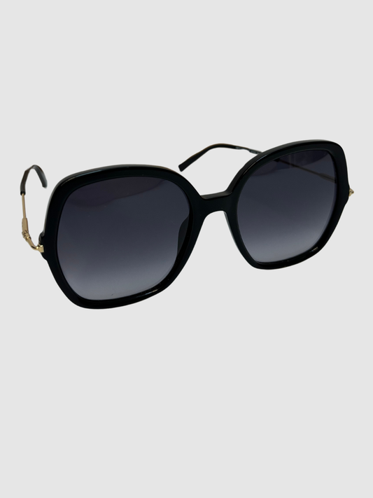 Schwarze Sonnenbrille mit goldenen dünnen Bügeln von Max Mara