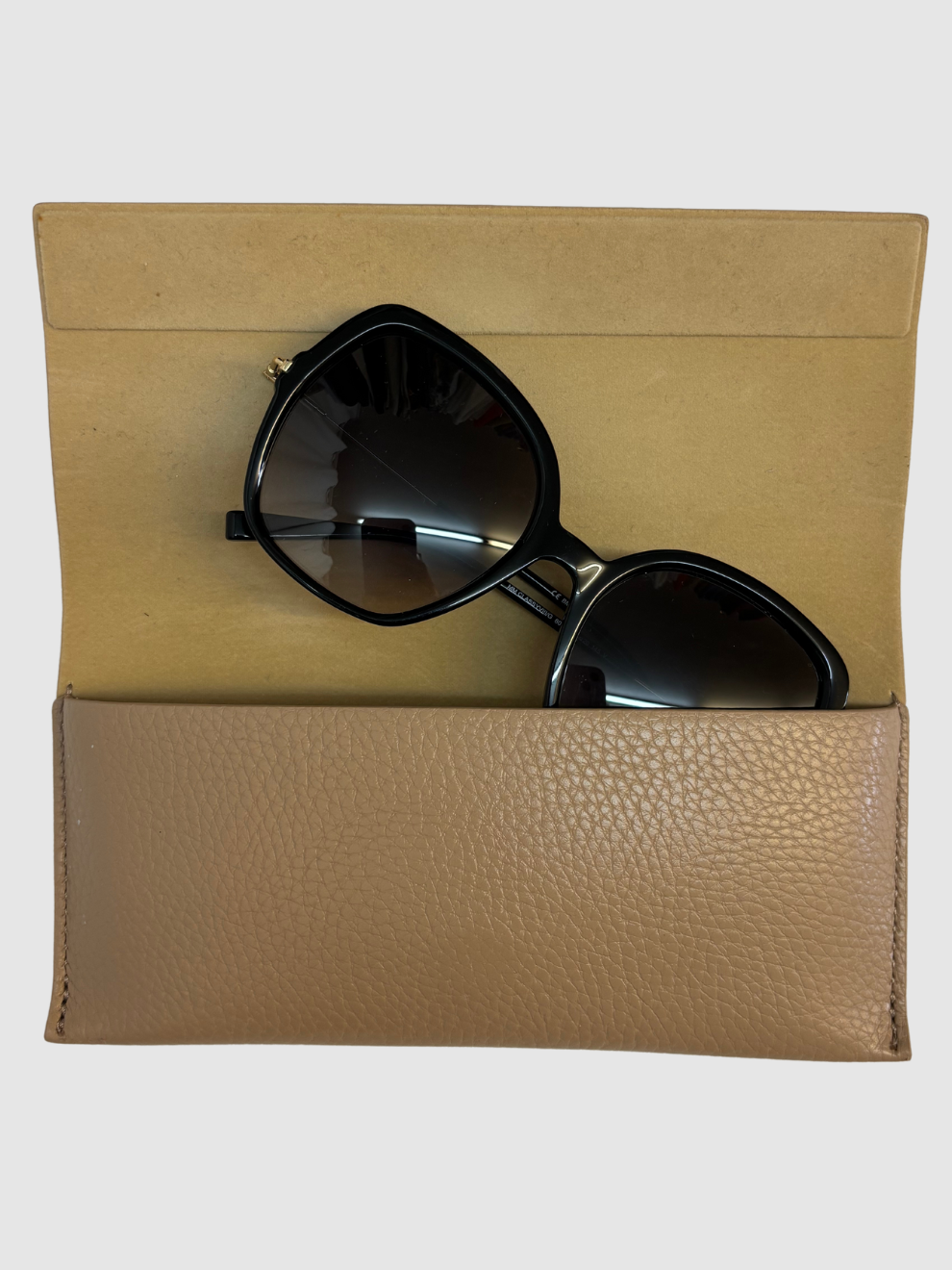 Schwarze Sonnenbrille mit goldenen dünnen Bügeln von Max Mara